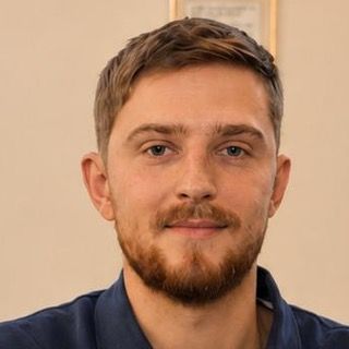 Samuel, gold specialist, at a valuation table